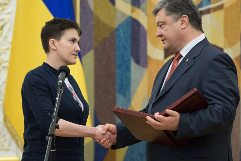 Порошенко присвоил Савченко звание Героя Украины и вручил ей орден