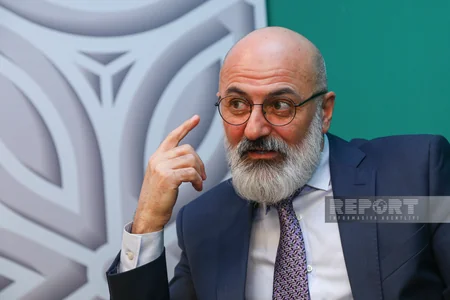 Səhnəyə həyat yoldaşı ilə çıxan aktyor: Aktrisa ilə yaxınlaşmağı, qucaqlaşmağı bacarmıram - MÜSAHİBƏ