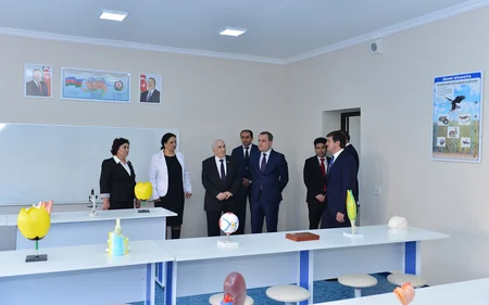 Министр образования открыл школу в поселке Вандам - ФОТО