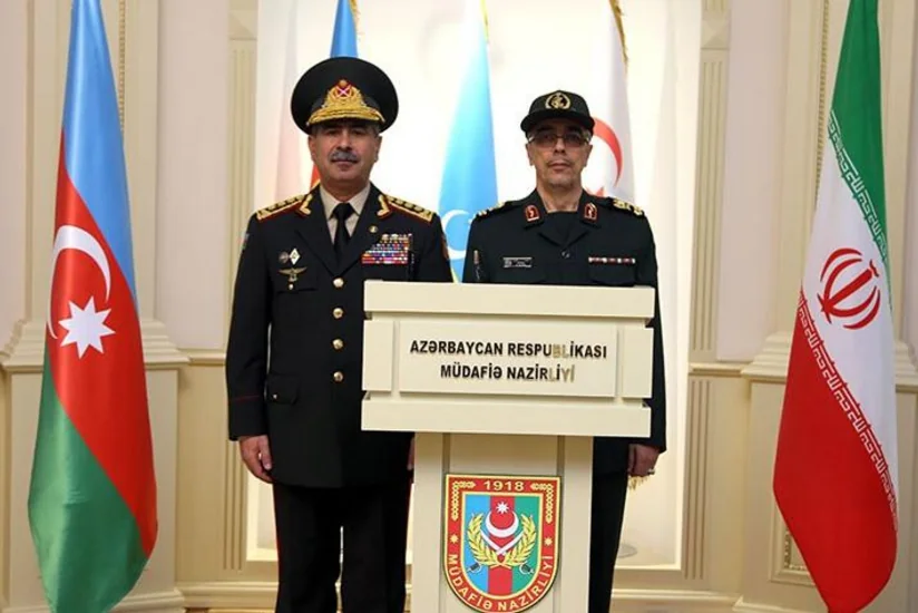 Министр обороны Азербайджана провел телефонный разговор с начальником Генштаба ВС Ирана