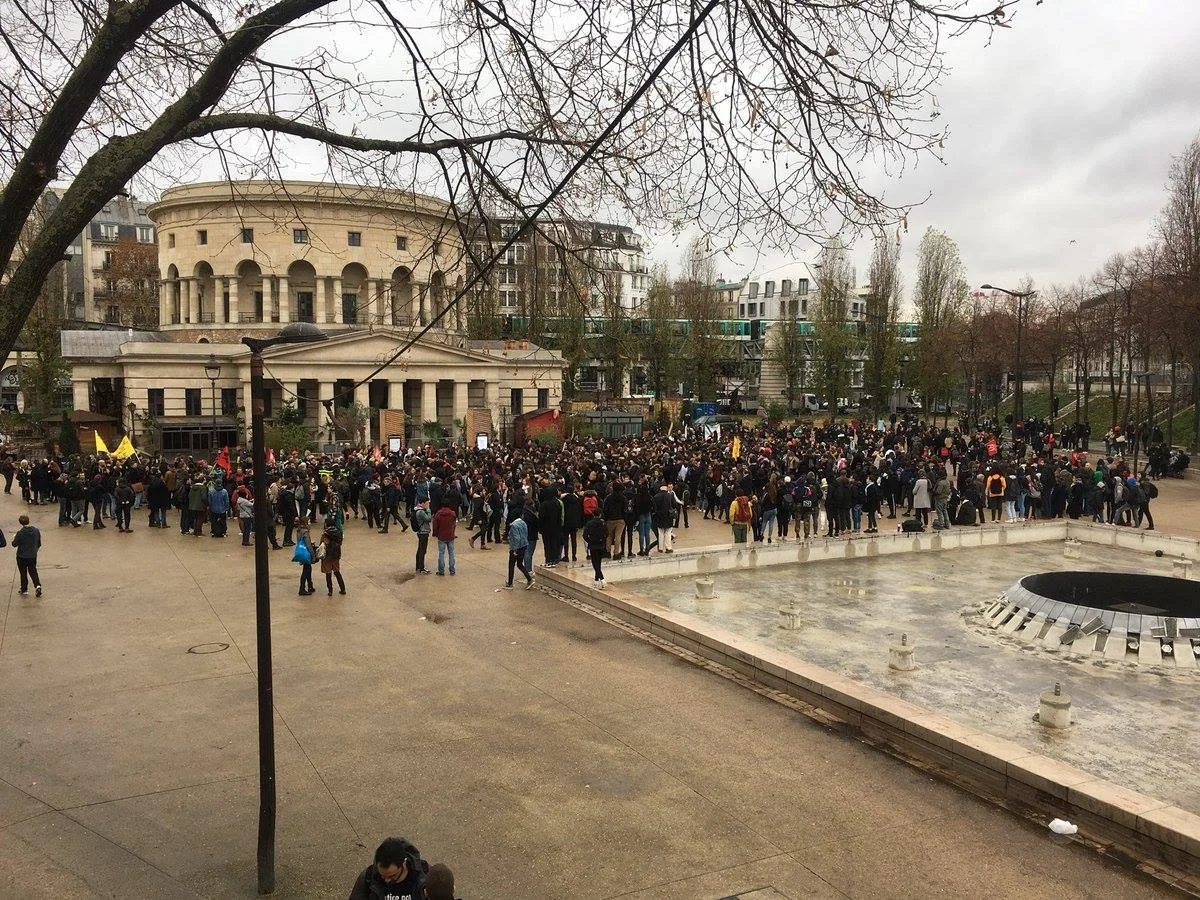 Parisdə şagirdlər küçələrə çıxıblar