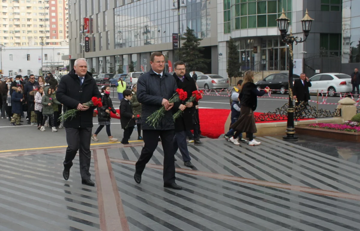 Belarus səfiri Xocalı soyqırımı abidəsini ziyarət edib