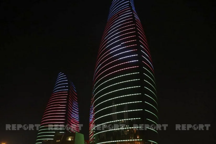 В Баку ряд зданий освещен цветами азербайджанского флага