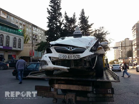 Bakıda taksi xidmətinə məxsus avtomobil qəza törədib - FOTO