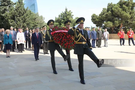 ​Zəfər Günü münasibəti ilə Bakıda Şəhidlər xiyabanı və Türk şəhidliyi ziyarət olunub