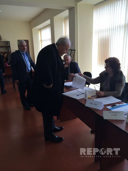 Azərbaycanın keçmiş prezidenti parlament seçkilərində səs verib - FOTO