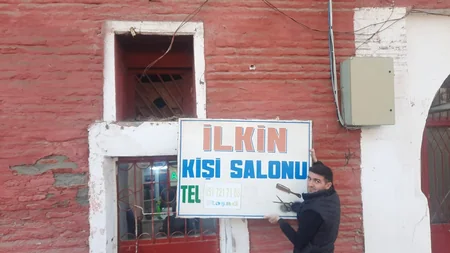Ağdaşda 10-dan çox abidənin üzərində qanunsuz yerləşdirilən reklam lövhələri sökülüb