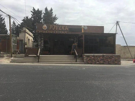 Bakıda ətrafı hasarlanmış avtobus dayanacağı aşkar edilib