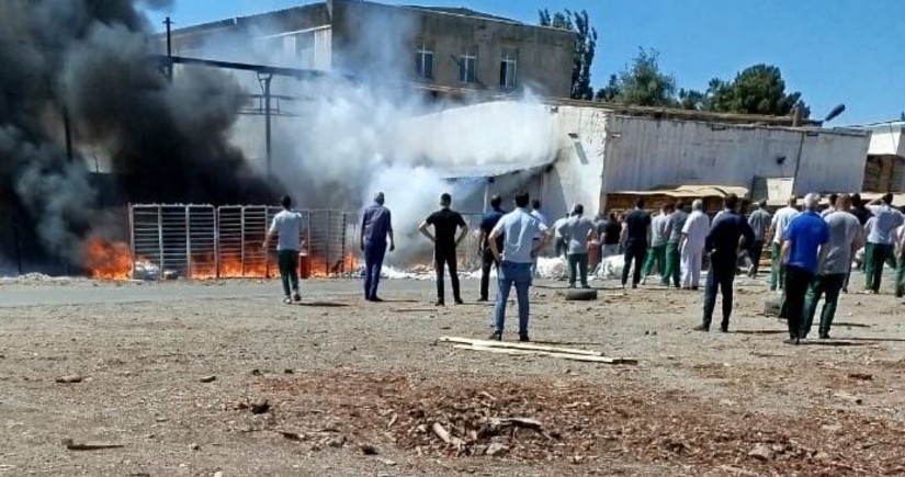 Sumqayıtda mebel fabrikinin süngər anbarı tamamilə yanıb