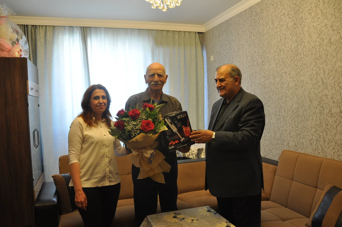 Qaz Emalı Zavodunun əməkdaşları veteranlara baş çəkiblər