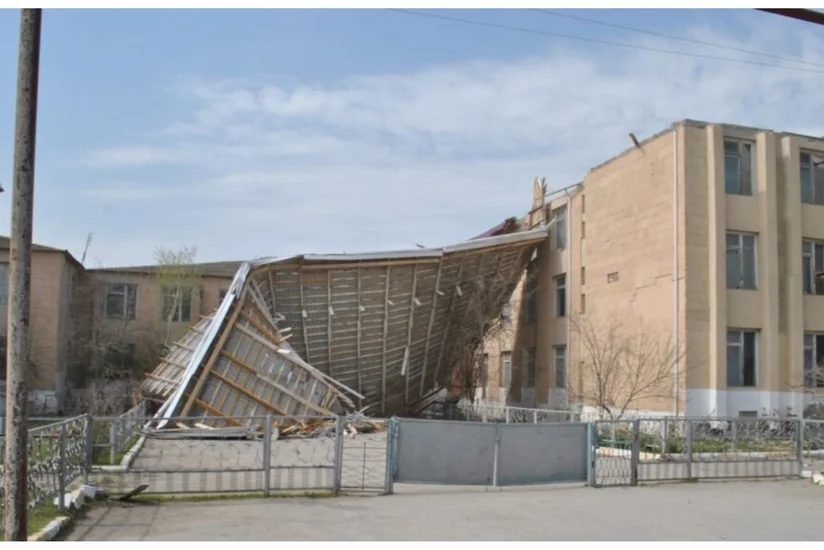 Сильный ветер сорвал кровельное покрытие нескольких школ