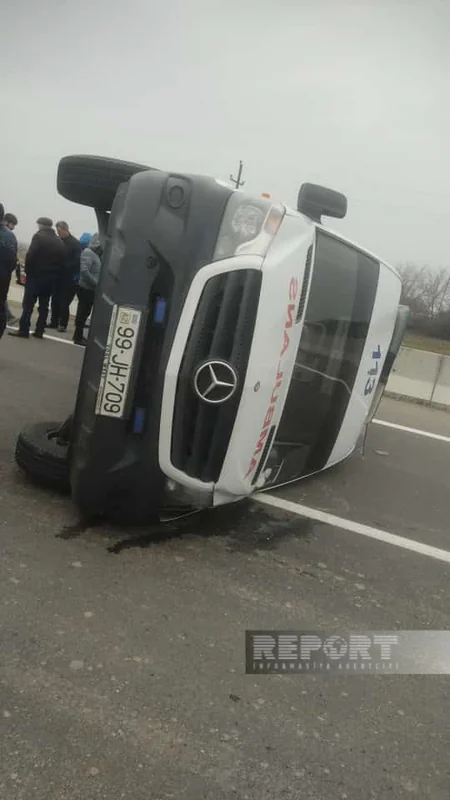 Şəmkirdə təcili tibbi yardım maşını aşıb, sürücü xəsarət alıb