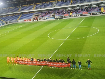Neftçi və Səbail komandaları oyuna pankartla çıxıblar
