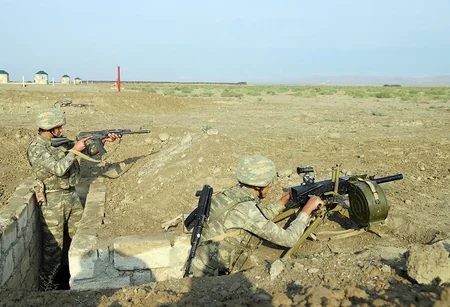 Defense Minister watches combat training classes