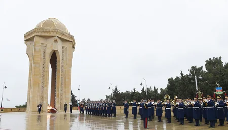 Prezident İlham Əliyev Şəhidlər xiyabanını ziyarət edib