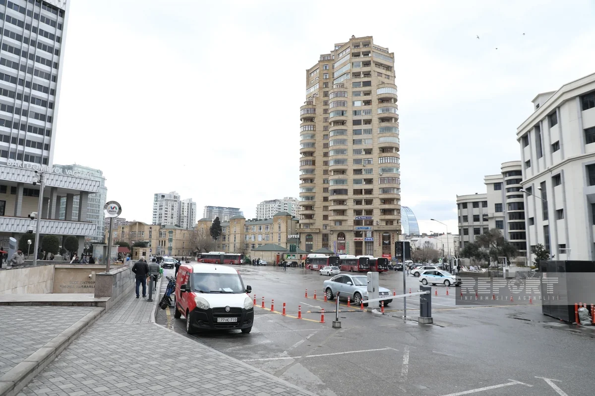 Avtomobilsiz 28 May metrostansiyası və dəmiryolu vağzalının qarşısı - FOTOREPORTAJ