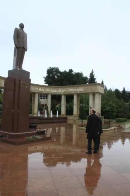 Əbülfəs Qarayev Ağsu rayonunda vətəndaşları qəbul edib