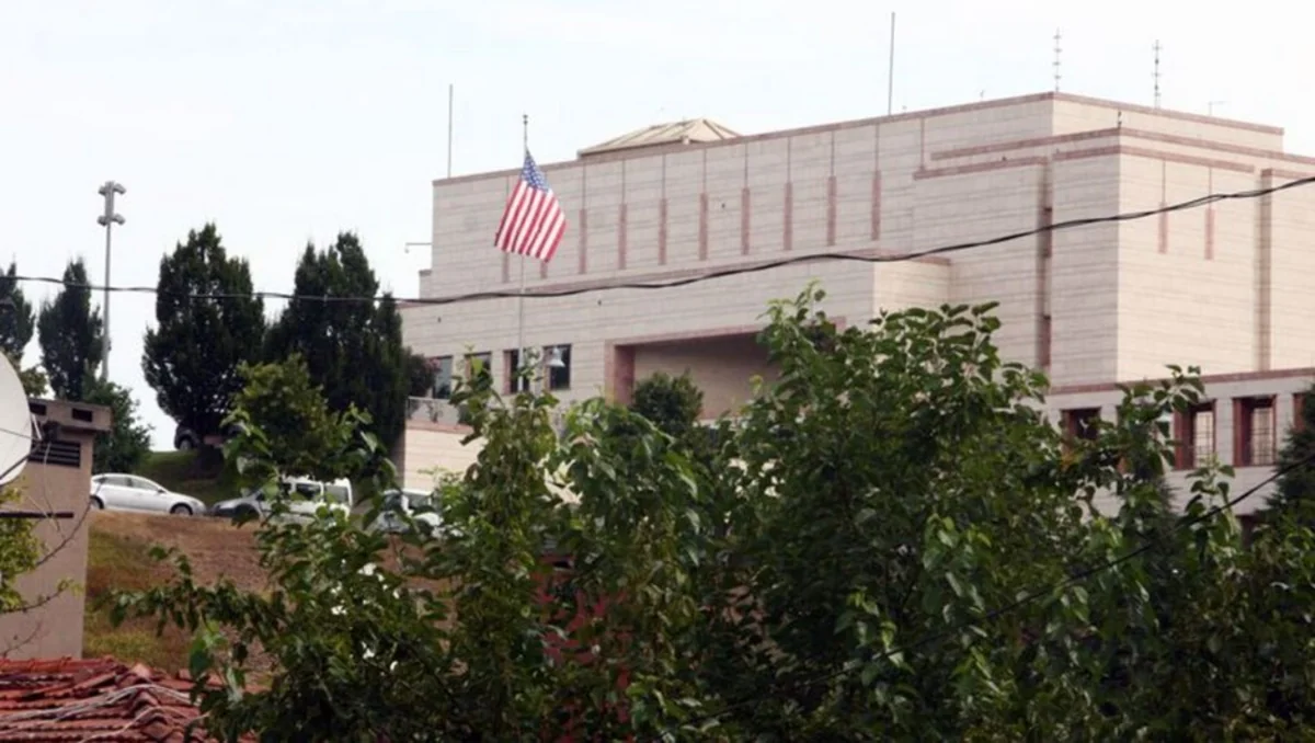 В Стамбуле у консульства США задержали мужчину, угрожавшего взорвать себя