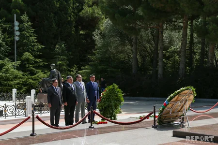 Gənclər və İdman Nazirliyinin əməkdaşları Fəxri xiyabanı ziyarət edib