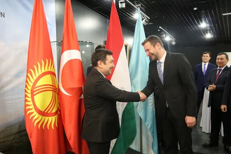 Macarıstanın dövlət bayrağı Beynəlxalq Türk Akademiyasında qaldırılıb