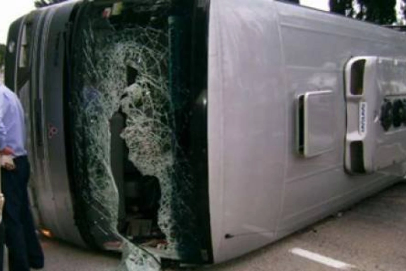 A bus, carrying Arab tourists overturned in Aghsu, 7 injured - LIST
