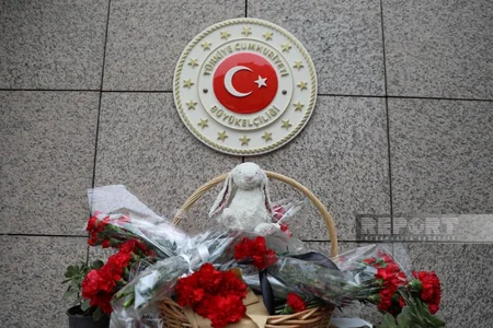 Azerbaijani citizens commemorate victims of Turkiye earthquake