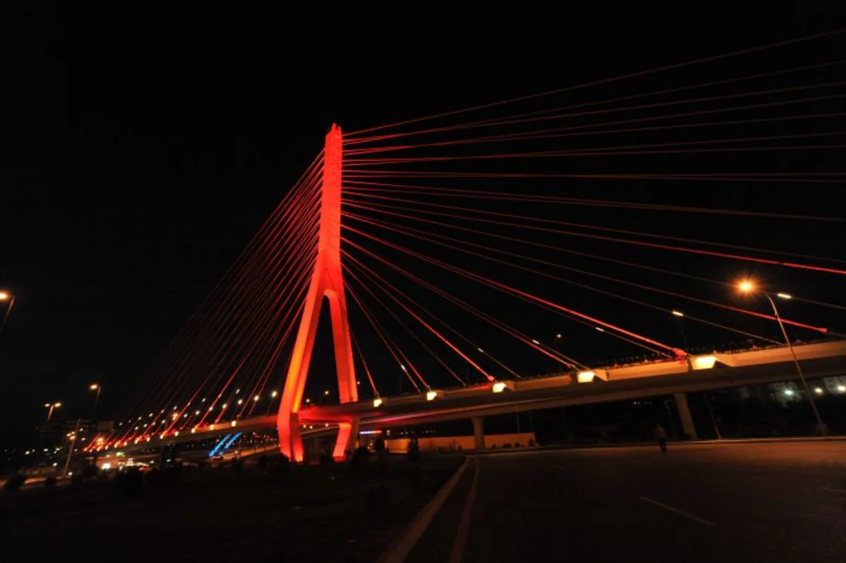 Bakının Koroğlu körpüsündə intihara cəhdin qarşısı alınıb - YENİLƏNİB