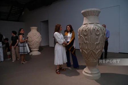 YARAT rəssam Aydan Salahovanın “Sükutun səsləri” adlı fərdi sərgisini təqdim edir