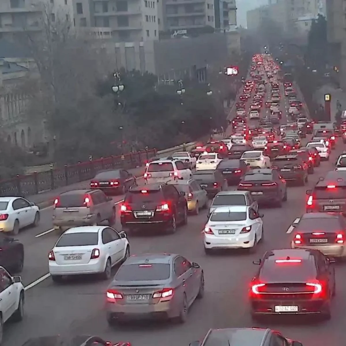 Bakının bir sıra yollarında sıxlıq müşahidə edilir