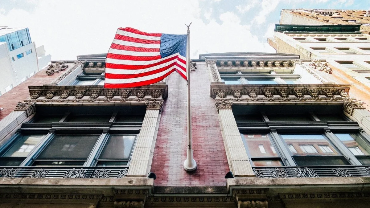 Amerika Venesueladakı diplomatlarının bir hissəsini geri çağırıb