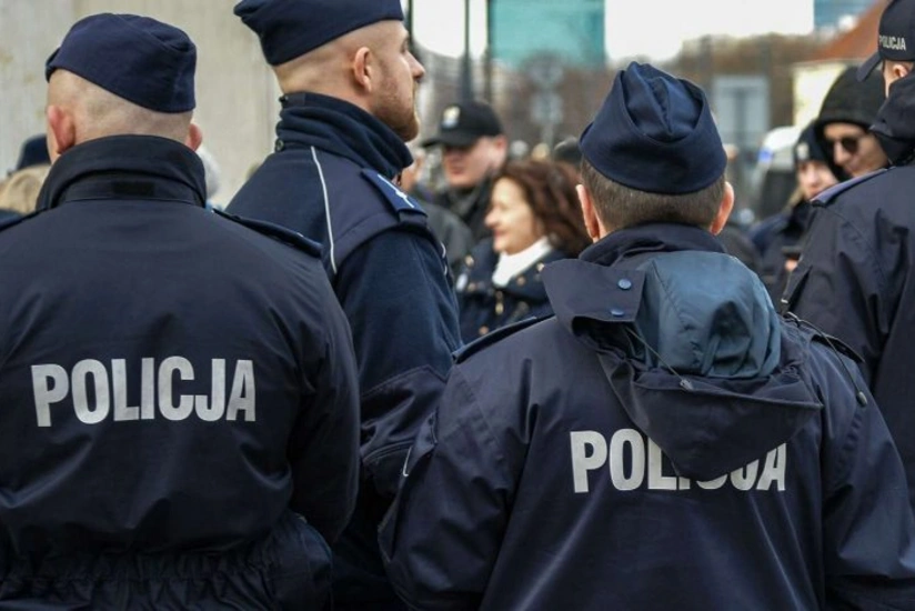 Polşada polis deputatlar tərəfindən mühasirəyə alınan PAP agentliyinin binasına daxil olub