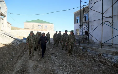 Müdafiə naziri cəbhəboyu zonada tikintisi davam edən hərbi hissələrdə olub
