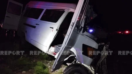 Kürdəmirdə mikroavtobus “KamAZla toqquşub, ölənlər və yaralananlar var