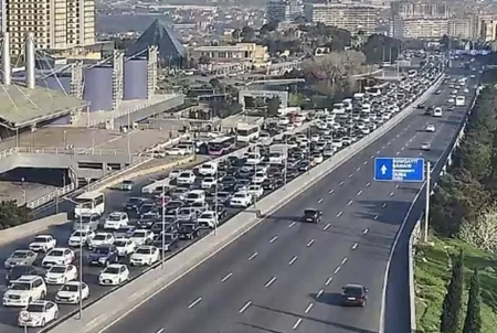 Bakının bir sıra yollarında nəqliyyatın sıxlığı müşahidə olunur