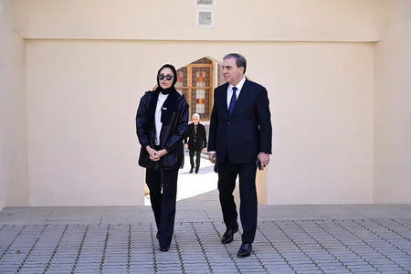 Birinci vitse-prezident Gəncənin Şah Abbas və Hüseyniyyə məscidlərinin vəziyyəti ilə tanış olub