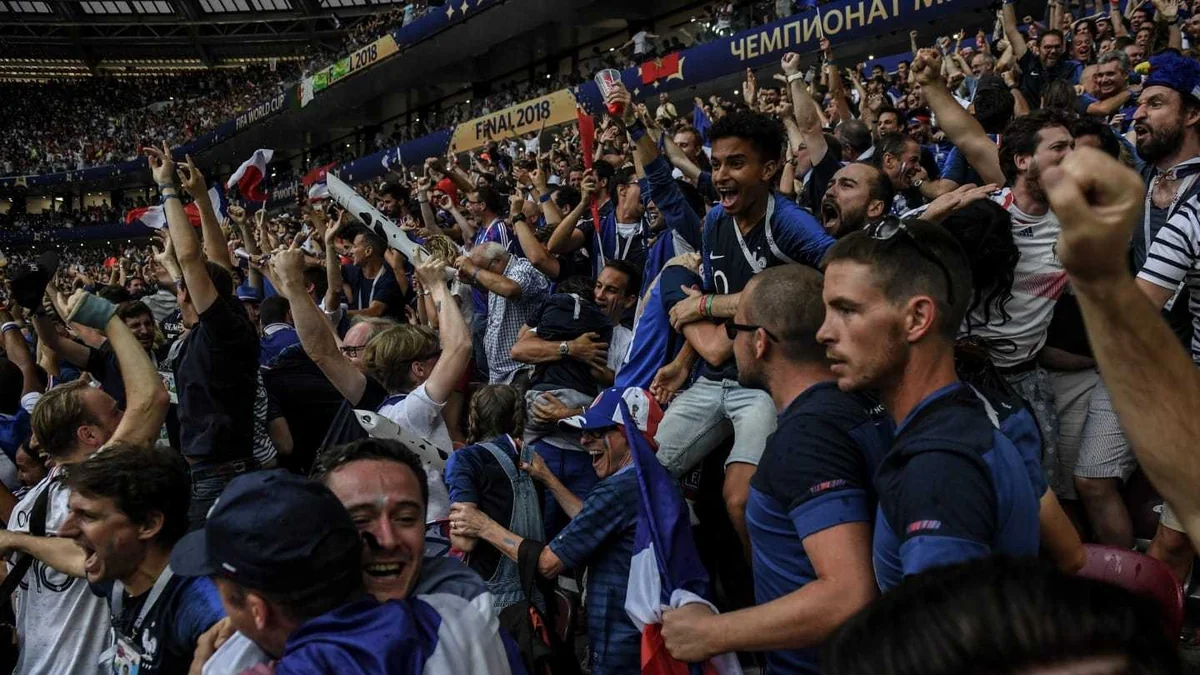 Azarkeş Fransa milli komandasının formasına görə stadiona buraxılmayıb