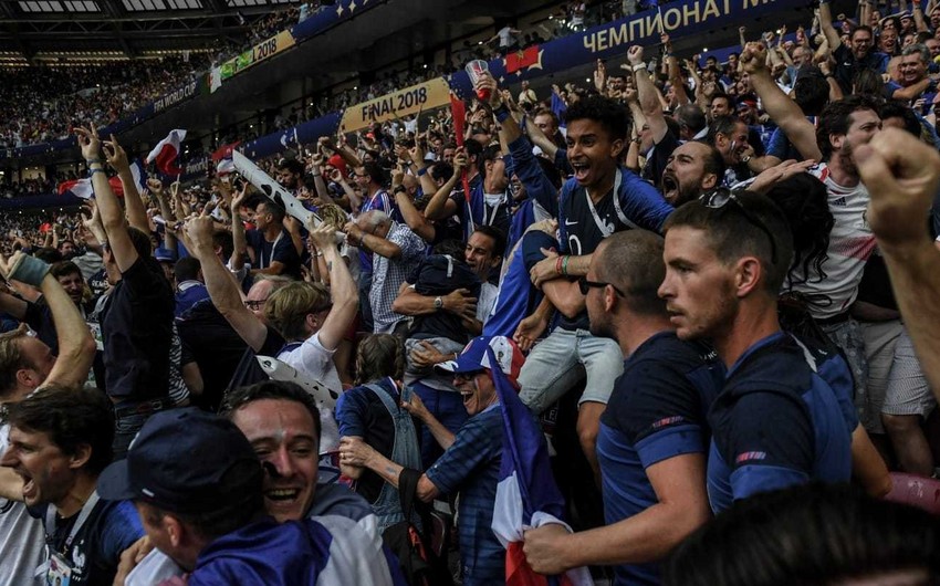 Azarkeş Fransa milli komandasının formasına görə stadiona buraxılmayıb