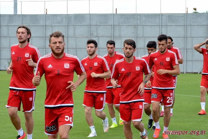 ​Türkiyə klubu 6 futbolçusu ilə yollarını ayırıb
