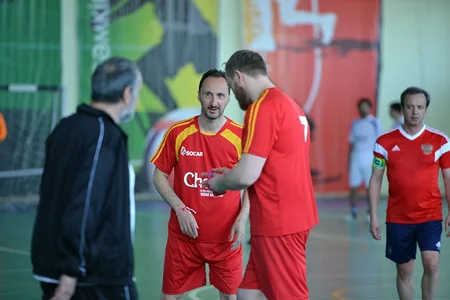 FIDE prezidenti Şəmkirdə şahmatçılarla futbol oynayıb