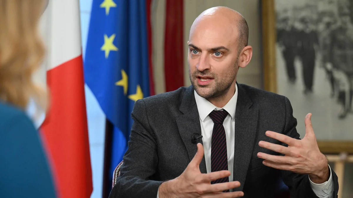 French FM announces approval of new sanctions against 22 Russians