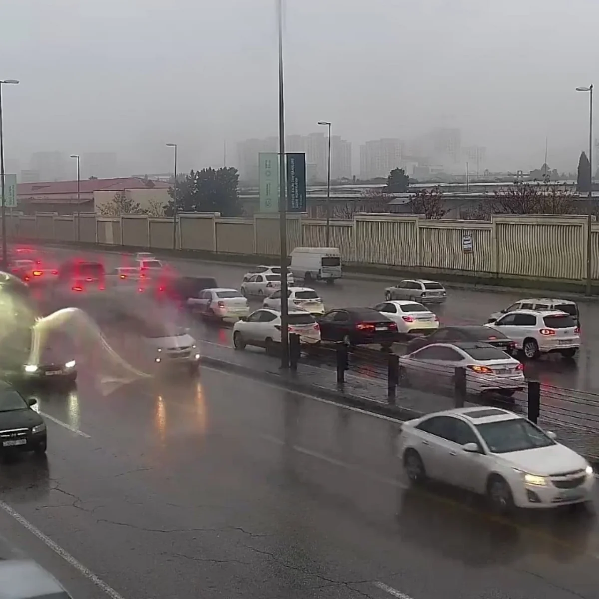 Bakının bir sıra yollarında nəqliyyatın sıxlığı müşahidə olunur