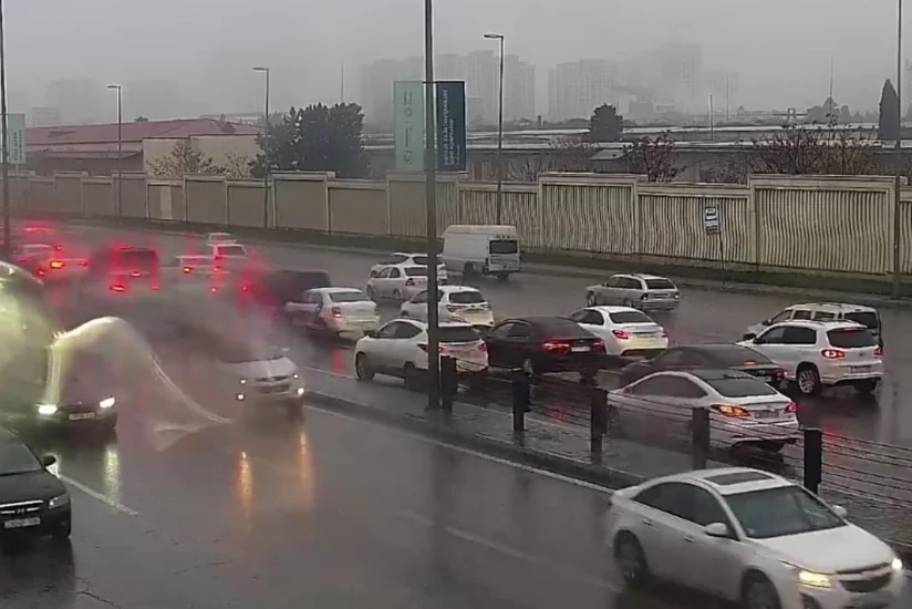 На ряде улиц и проспектов Баку затруднено движение транспорта