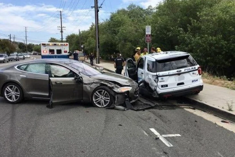 В Калифорнии электрокар Tesla при движении в режиме автопилота врезался в машину полиции
