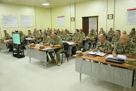 Müdafiə naziri təlimlərdəki vəziyyətə dair məruzələri dinləyib