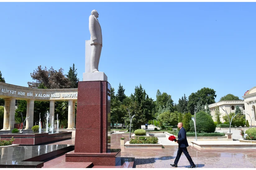 Ilham Aliyev visits national leader’s monument in Agsu