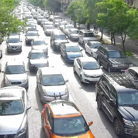 Bakının bir sıra yollarında tıxac yaranıb - SİYAHI
