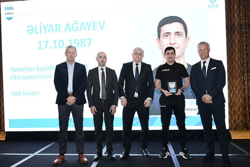 FIFA hakimi kimi fəaliyyət göstərəcək azərbaycanlı referi və köməkçilərinə müvafiq emblemlər təqdim olunub