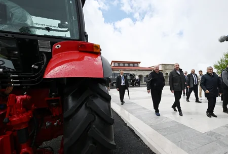 Azərbaycan ilə Belarusun birgə istehsalı olan avtobusa və Belarus Prezidentinin hədiyyə etdiyi traktorlara baxış keçirilib