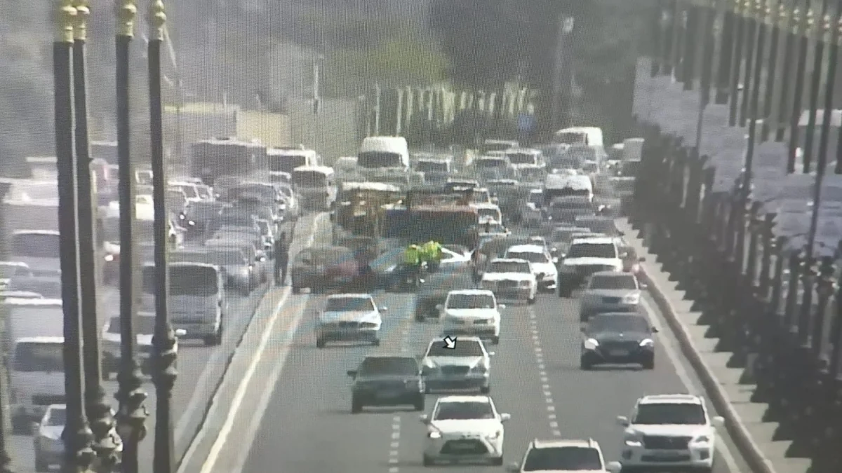 Heydər Əliyev prospektində qəza olub, yolda sıxlıq yaranıb