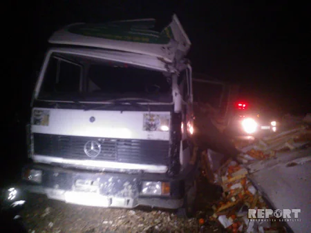 ​Qaxda xurma daşıyan maşın aşıb, 5 ton məhsul yola tökülüb - FOTO